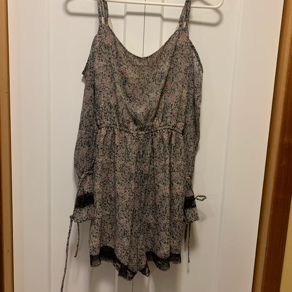 Guess Off the Shoulder Romper **Brand New* - Picture 3 of 6